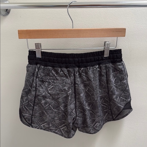 Lululemon Hotty Hot Short 4" - Picture 4 of 8